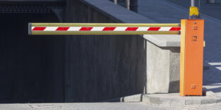 Eine Schranke an einer Tiefgaragen-Einfahrt