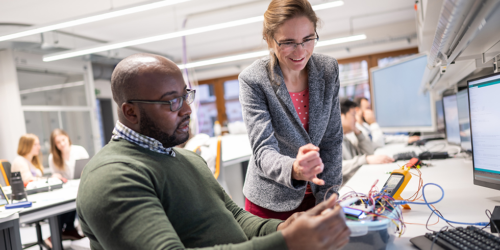 Die Arbeit mit Studierenden ist für Prof. Dr. Simone Arnold ein inspirierender Teil ihres Berufs. Foto: FH Dortmund, Mike Henning