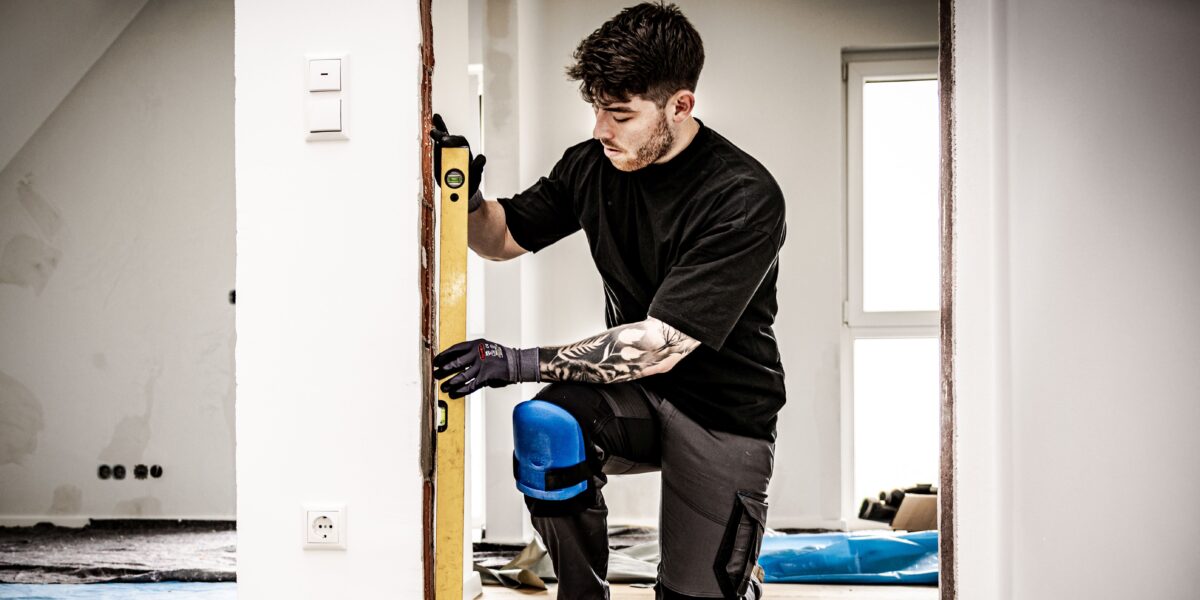 Den neuen Knieschoner „Ergo Pro“ stellt Hersteller Nierhaus auf der A+A in Düsseldorf vor – und zeigt mit ihm und weiteren Produkten, dass komfortable Lösungen zum Schutz und zur Schonung der Knie von Beschäftigten weiter im Fokus des Familienunternehmens stehen. Foto: Nierhaus GmbH