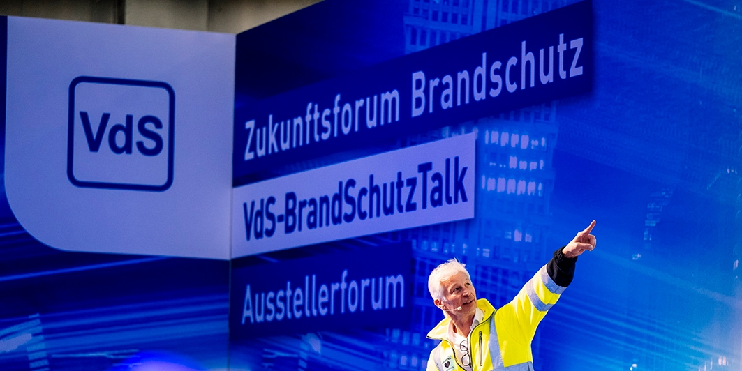 Jedes Jahr ein Besuchermagnet: der VdS-BrandSchutzTalk. Live auf der Messebühne der VdS-BrandSchutzTage diskutieren Expertinnen und Experten über aktuelle Branchenthemen. Foto: Martin Rottenkolber
