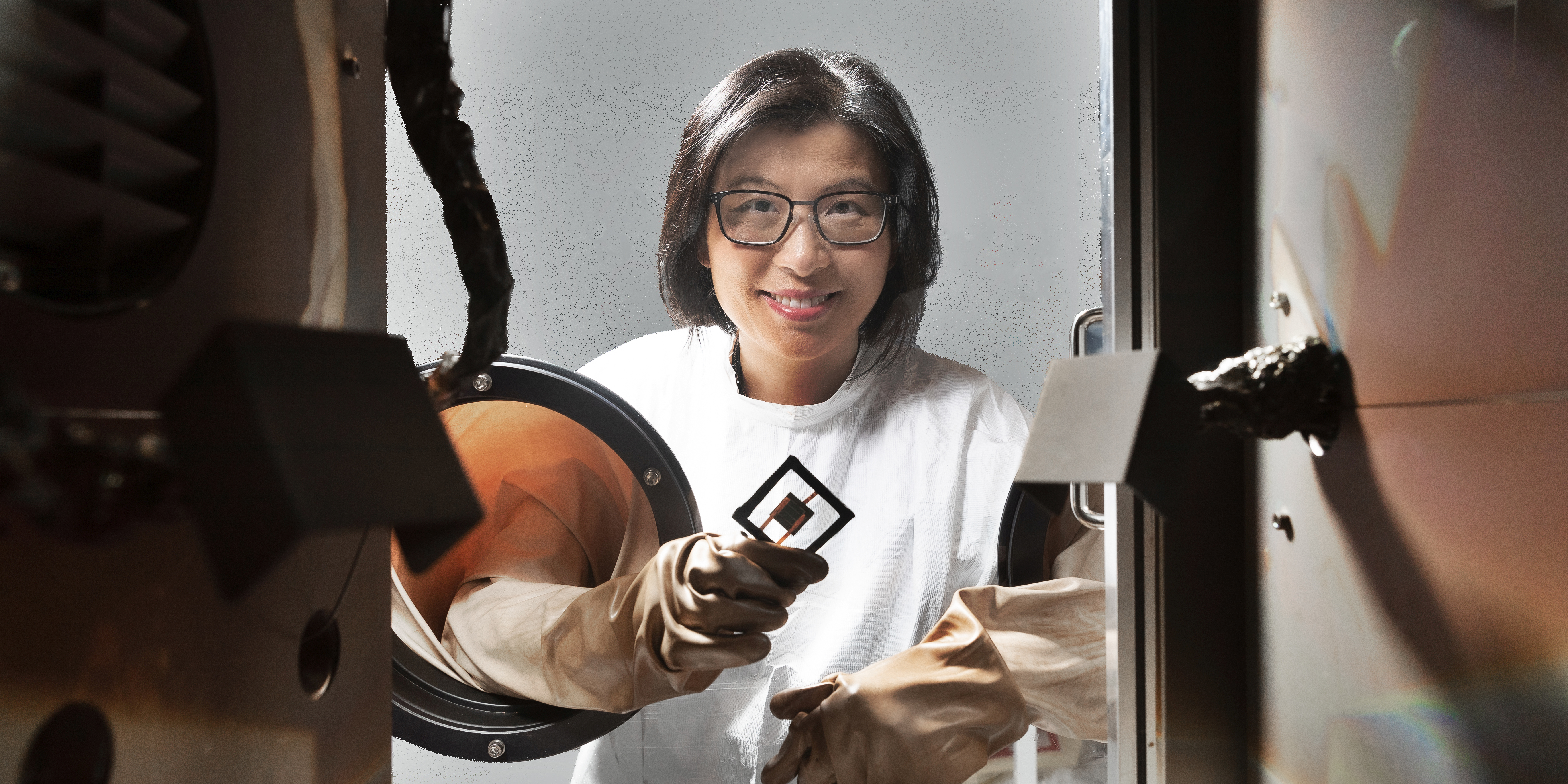 Professorin Anita Ho-Baillie, John-Hooke-Lehrstuhlinhaberin für Nanowissenschaften am Sydney Nano Institute, in ihrem Labor. Foto: The University of Sydney/Stefanie Zingsheim