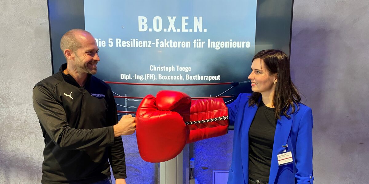 Christoph Teege und die Redakteurin Alexandra Ilina beim Vdi-nachrichten Recruiting Tag in Köln.