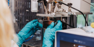 Das neue Katalysatorsystem nutzt CO₂ und grünen Wasserstoff, um fossile Rohstoffe in der Chemie zu ersetzen.