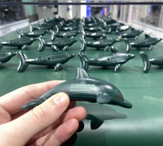 Arburg produziert die Spielzeugdelfine aus recycelten Fischernetzen aus dem Indischen Ozean. Foto: Tim Stockhausen