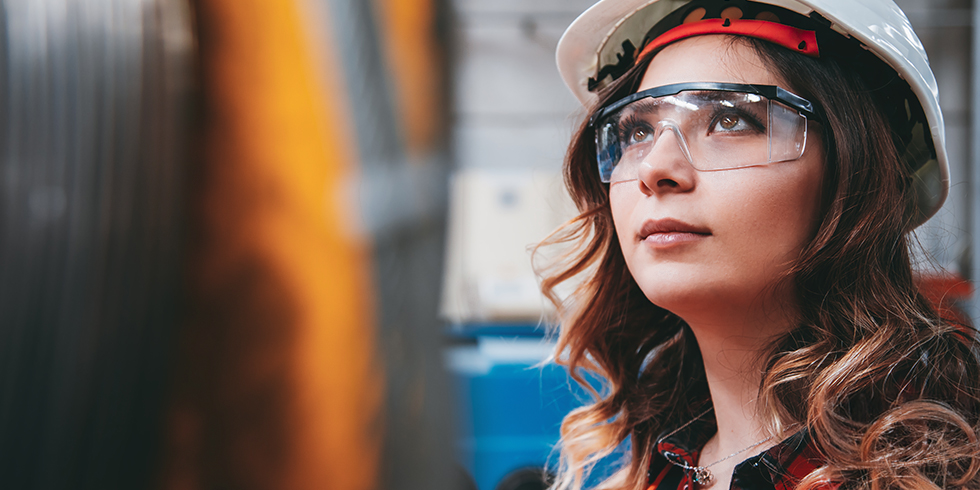 Ingenieur*innen bei FERCHAU arbeiten gemeinsam an einer technischen Lösung – FERCHAU als Arbeitgeber im Engineering-Umfeld