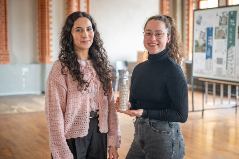 Fatme Mraiache (links) und Amelie Wenzel gaben dem Telemoritz in ihrem Entwurf eine schlanke Hülle, um den Turmcharakter beizubehalten