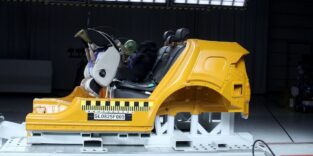 Blick auf den Crawltest-Aufbau, mit dem der ADAC Kindersitze testet