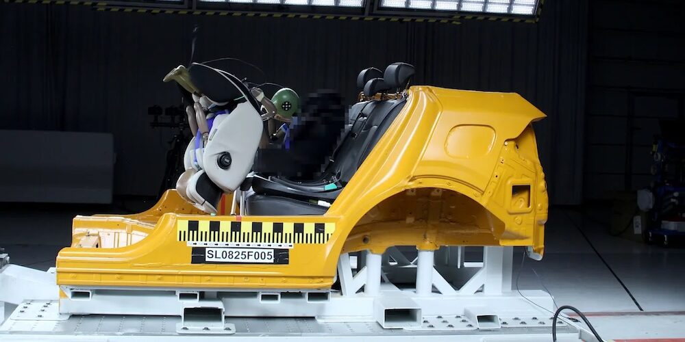 Blick auf den Crawltest-Aufbau, mit dem der ADAC Kindersitze testet