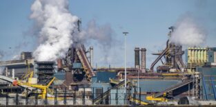 Das Tata Steel Stahl- und Hüttenwerk in IJmuiden, Velsen, Nordholland, Niederlande, größtes Industriegebiet in den Niederlanden, 2 Hochöfen, 2 Kokereien, Walzwerke, direkt an der Nordsee, Mündung des Fluss Ij, Ijmuiden aan Zee