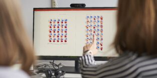 Forscherinnen der Hochschule München zeigen auf einen Monitor mit den Ergebnissen der Studie.