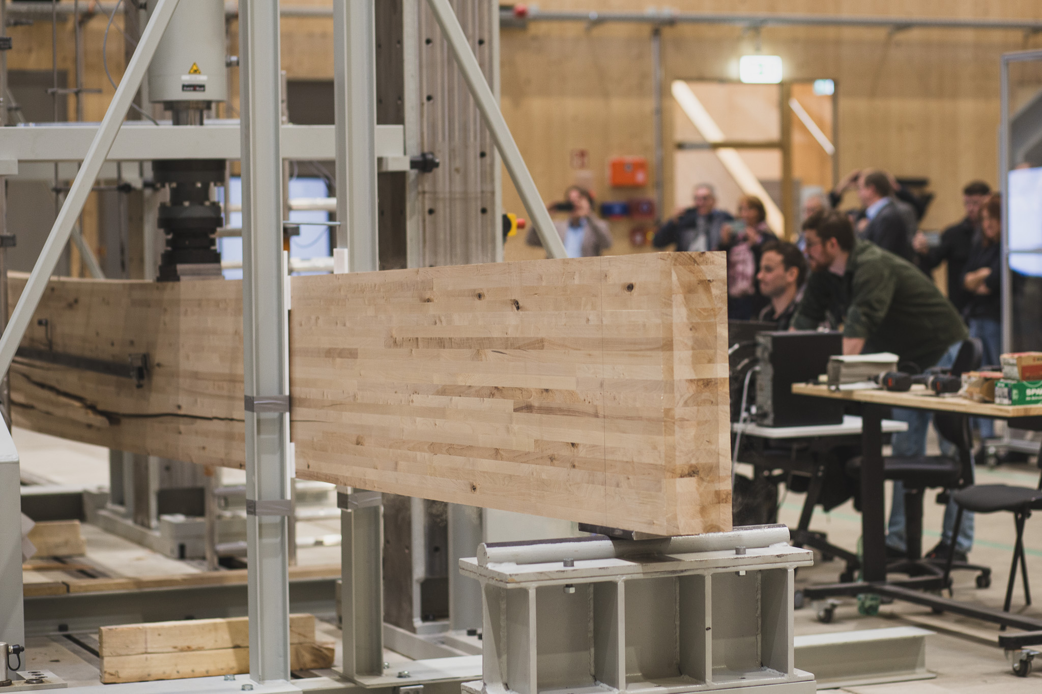 Der Biegeträger hat dem Druck der Prüfmaschine bis zum Äußersten standgehalten. Foto: FH Aachen/Sascha Halabut