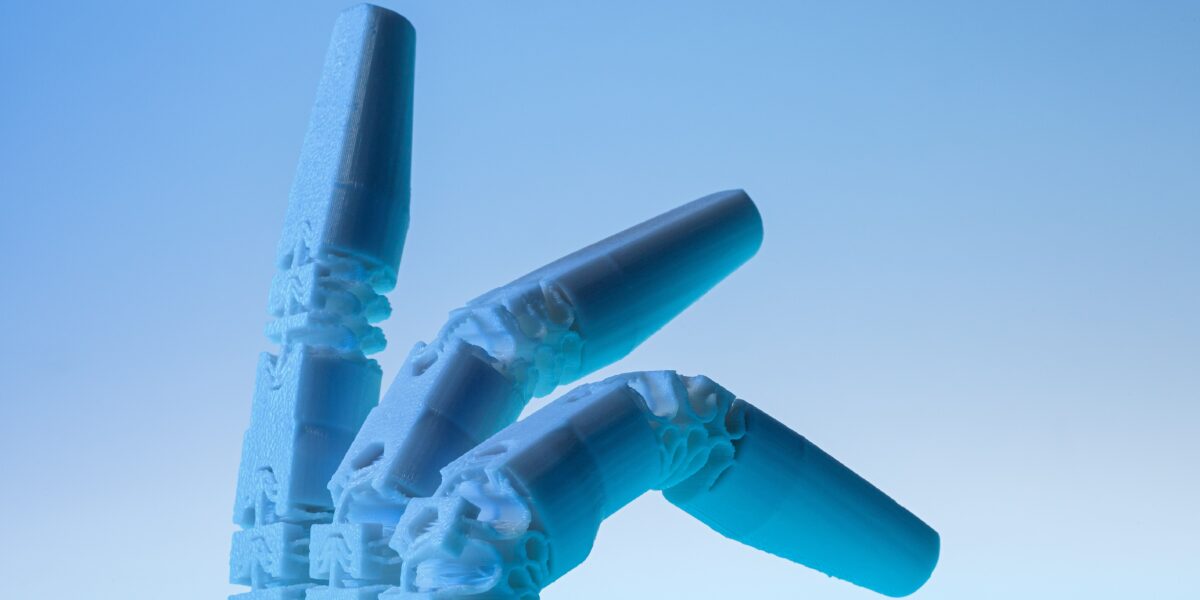 Die neue Fingerprothese mit zwei Gelenken, fixiert in drei unterschiedlichen Stellungen. Foto: Ursula Raapke/Fraunhofer LBF