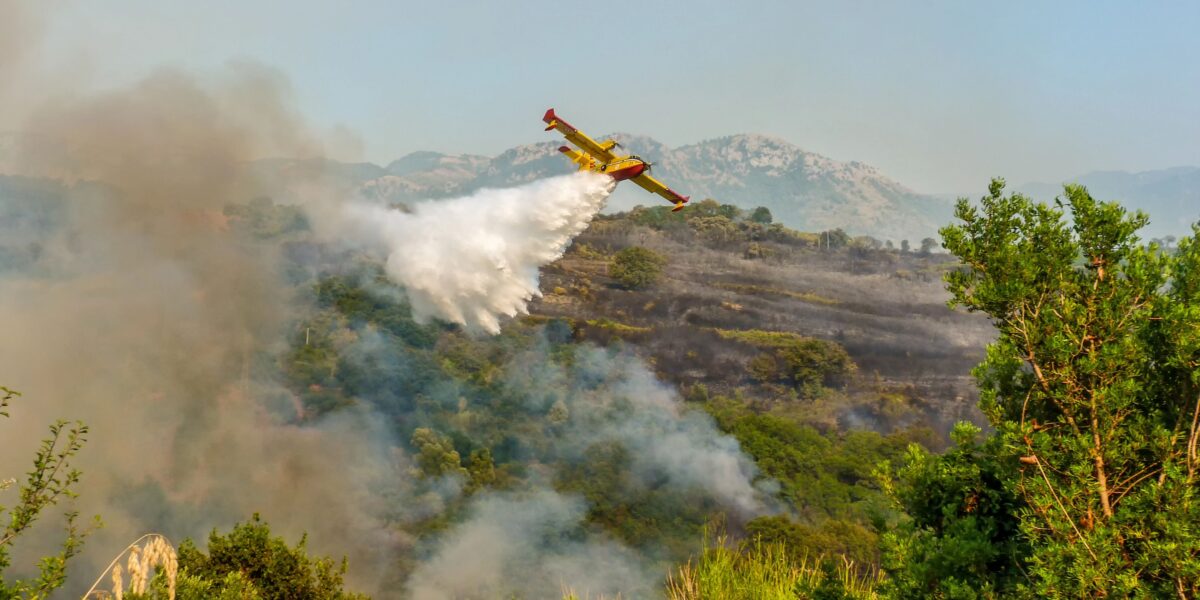 Kalabrien, Italien: Feuerbekämpfung aus der Luft. Durch den Klimawandel werden Waldbrände in Europa wahrscheinlicher. Foto: Smarterpix/leo79