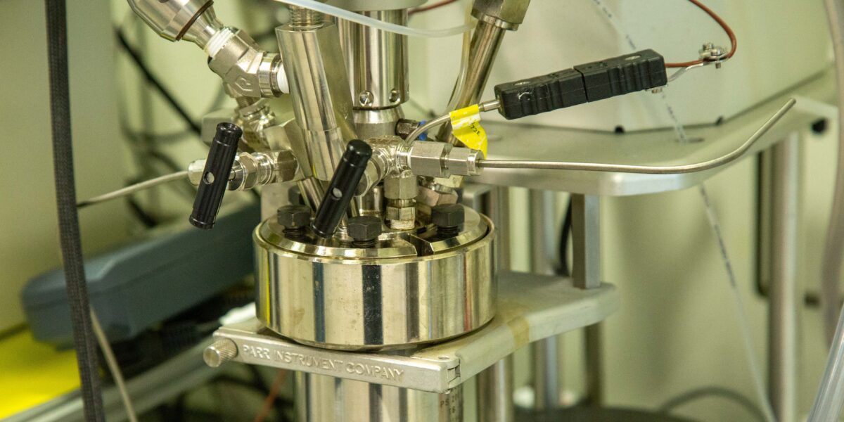 Das Autoklavensystem des Münchner Start-ups Radical Dot: Hier werden Kunststoffe katalytisch bei unter 250 °C mithilfe von Luftsauerstoff in Carbonsäuren wie Essigsäure, Bernsteinsäure oder Adipinsäure umgewandelt. Foto: Radical Dot