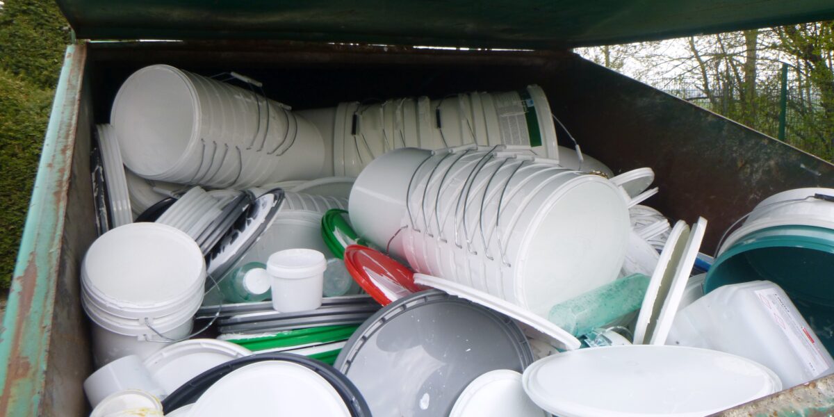 In Containern wie diesem werden gebrauchte Eimer aus Polypropylen (PP) gesammelt. Foto: Jonas Farben