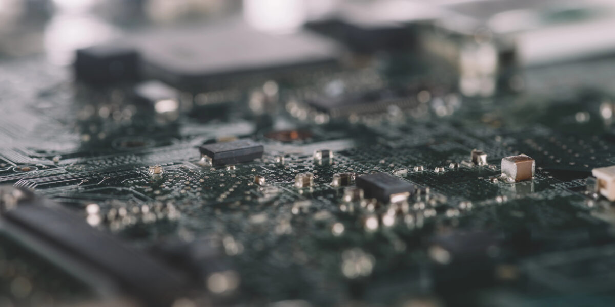 Leiterplatte mit Mikrochips und Komponenten: Memristoren liefern präzise Widerstandswerte – ohne teure Infrastruktur. Warum das die Messtechnikbranche auf den Kopf stellen kann. Foto: PantherMedia / VadimVasenin