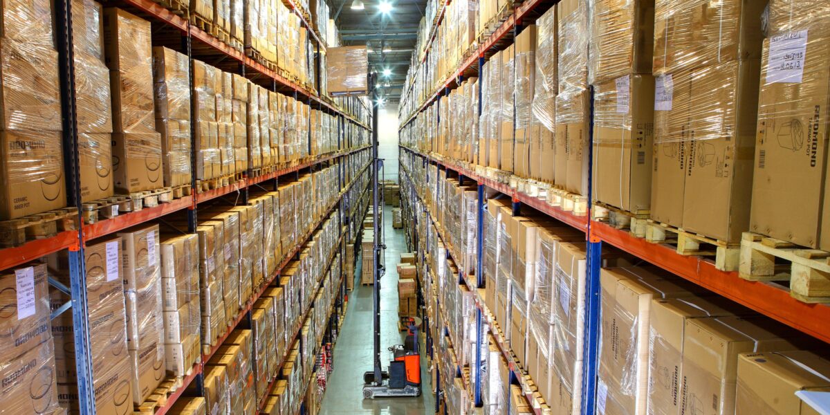 Hochregallager für eine wesentlich effizientere Logistik. Foto: Smarterpix / grigvovan