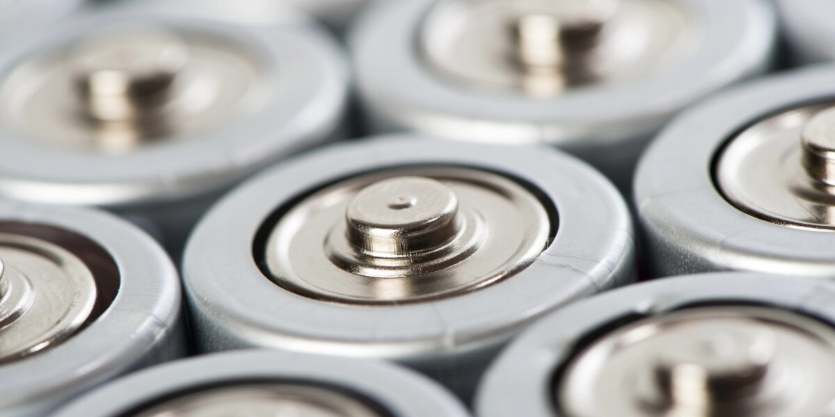 Rundzellen wie diese fertigt das Joint Venture von Porsche und Varta „V4Smart“ . Durch den Ansatz des „Software-Defined Manufacturing“ läuft die Produktin hochflexibel. Foto: Smarterpix/niknikpo