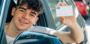 Fahrschüler mit Führerschein