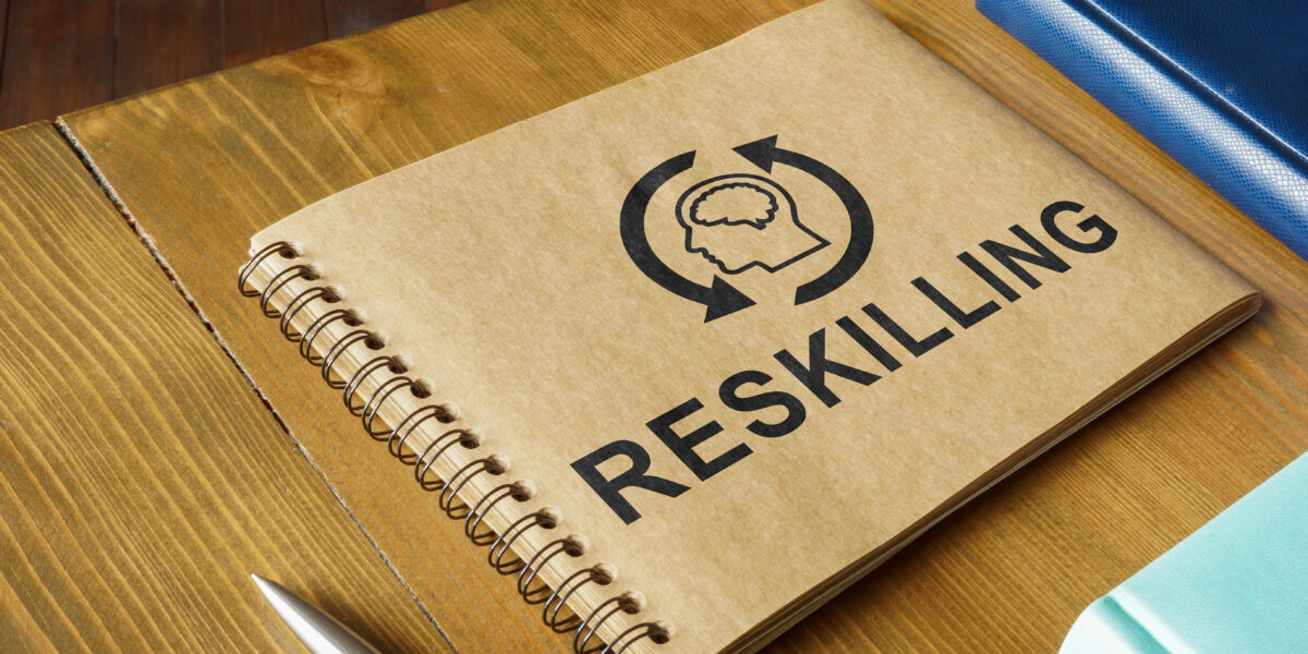 KI verändert die Arbeitswelt. Experten fordern neue Lernmodelle, Re-Skilling und ein Weiterbildungs-BAföG für die Zukunft der Arbeit.

Foto: Smarterpix/designer491