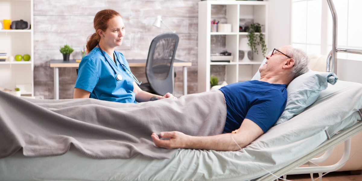 KI-System „SilentBedMonitor“ erkennt Bewegungen, Schlaf und Atemmuster Pflegebedürftiger kontaktlos – smarte Sensortechnik für die häusliche Pflege.

Foto: Smarterpix/YAY_Images