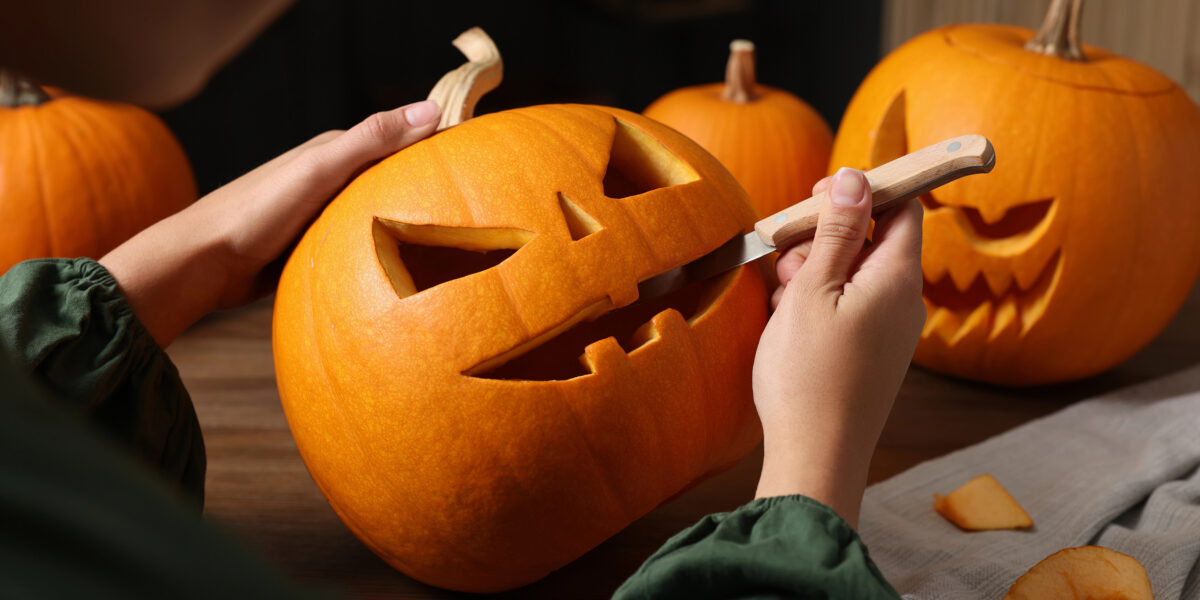Mehr als Halloween-Deko: Kürbisse transportieren Bodenschadstoffe in ihre Früchte. Forscher wollen diesen Mechanismus nun für die Bodensanierung nutzen.. Foto: Smarterpix/NewAfrica