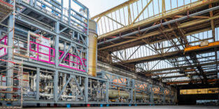 Das standardisierte 20-MW-Modul scalum® für die alkalische Wasserelektrolyse von thyssenkrupp nucera am Module Yard in Spanien.