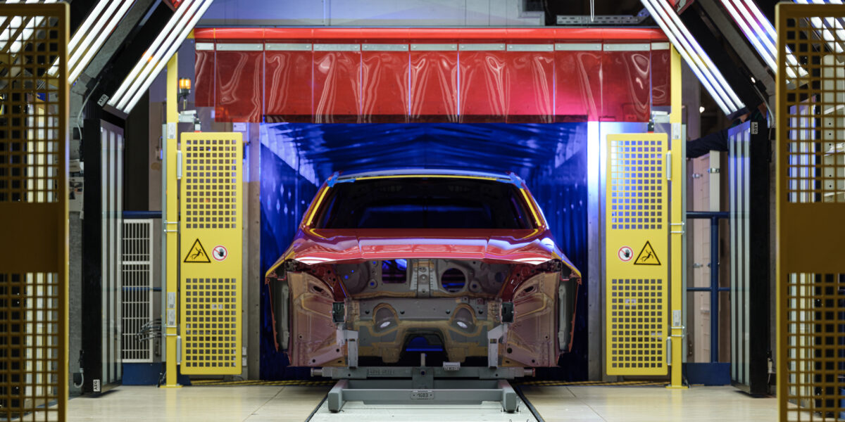 Ausfahrt einer frisch lackierten Karosserie aus dem Trockner für Mehrfarb-Lackierung.