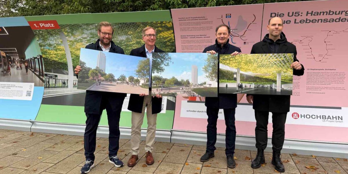 V. l. n. r.: Anjes Tjarks (Hamburger Senator für Verkehr und Mobilitätswende), Robert Henrich (Vorstandsvorsitzende der Hamburger Hochbahn AG), Klaus Uphoff (technischer Geschäftsführer der Hochbahn U5 Projekt GmbH) und Markus Rudolph (Architekt, Sweco GmbH) präsentieren den Siegerentwurf von Sweco. Foto: Sweco