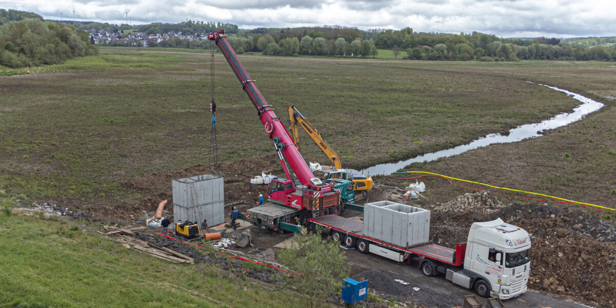 Die Betonfertigteile für das Mönchbauwerk am Wiesensee werden mit einem Kran unmittelbar an der Baustelle platziert. Foto: Finger Baustoffe