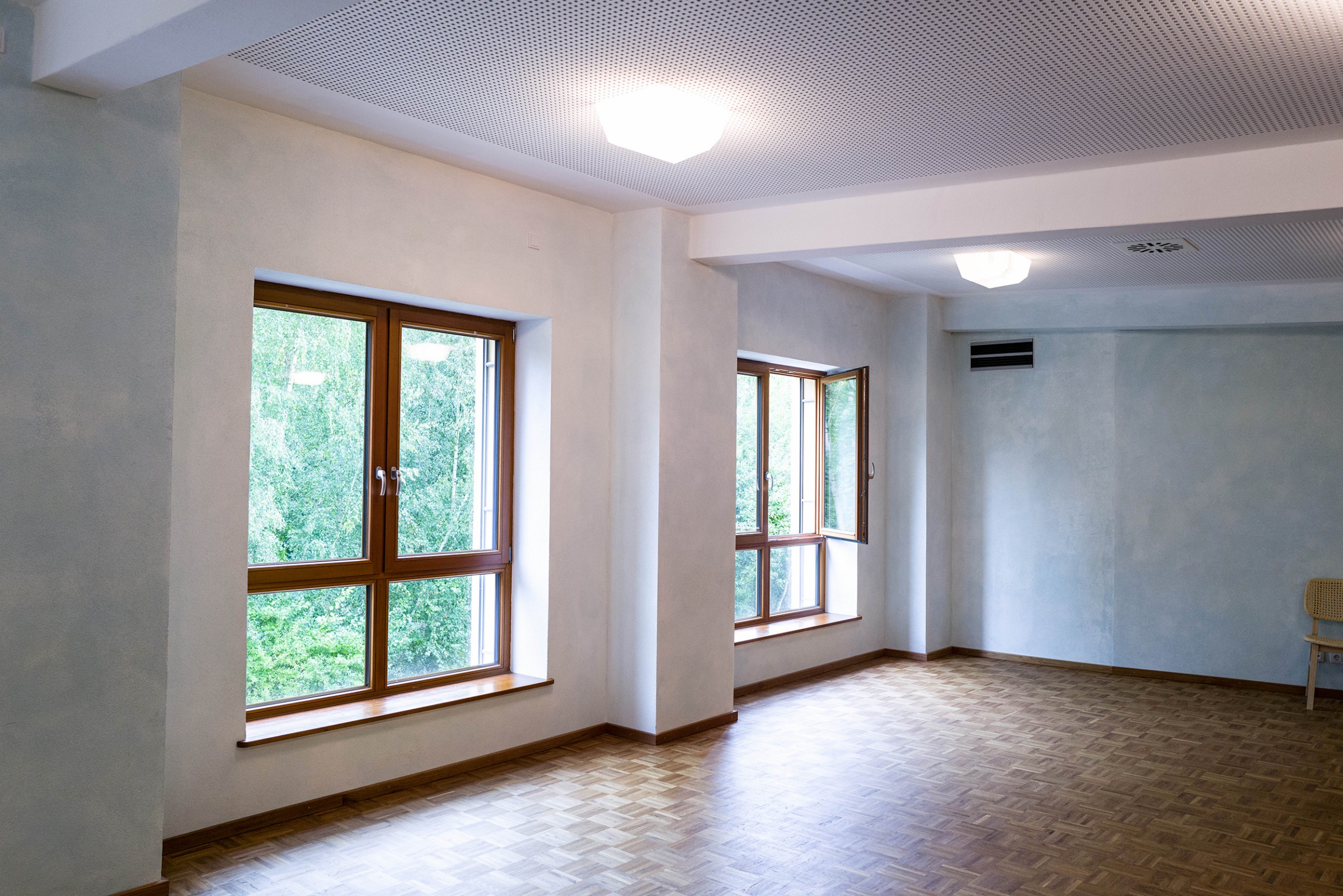 Naturkalk reguliert die Luftfeuchtigkeit und absorbiert Gerüche - gut geeigent für den Schulalltag. Foto: Wolfhart Büttner