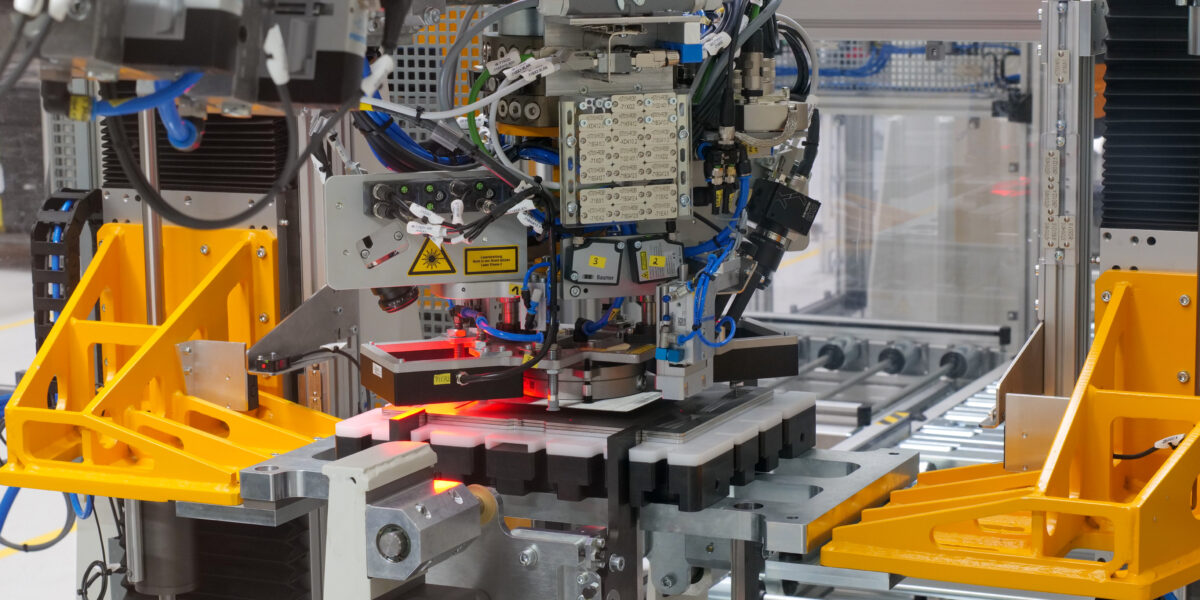 Die Stacking-Anlage der Referenzfabrik.H2: Hubeinheit für Stapel (orange), Werkstückträger mit Führungen (Mitte), Transfersystem, Greifer mit Fließsauger, Abstreifer und zwei Kameras zur Lagekorrektur. Foto: Fraunhofer IWU