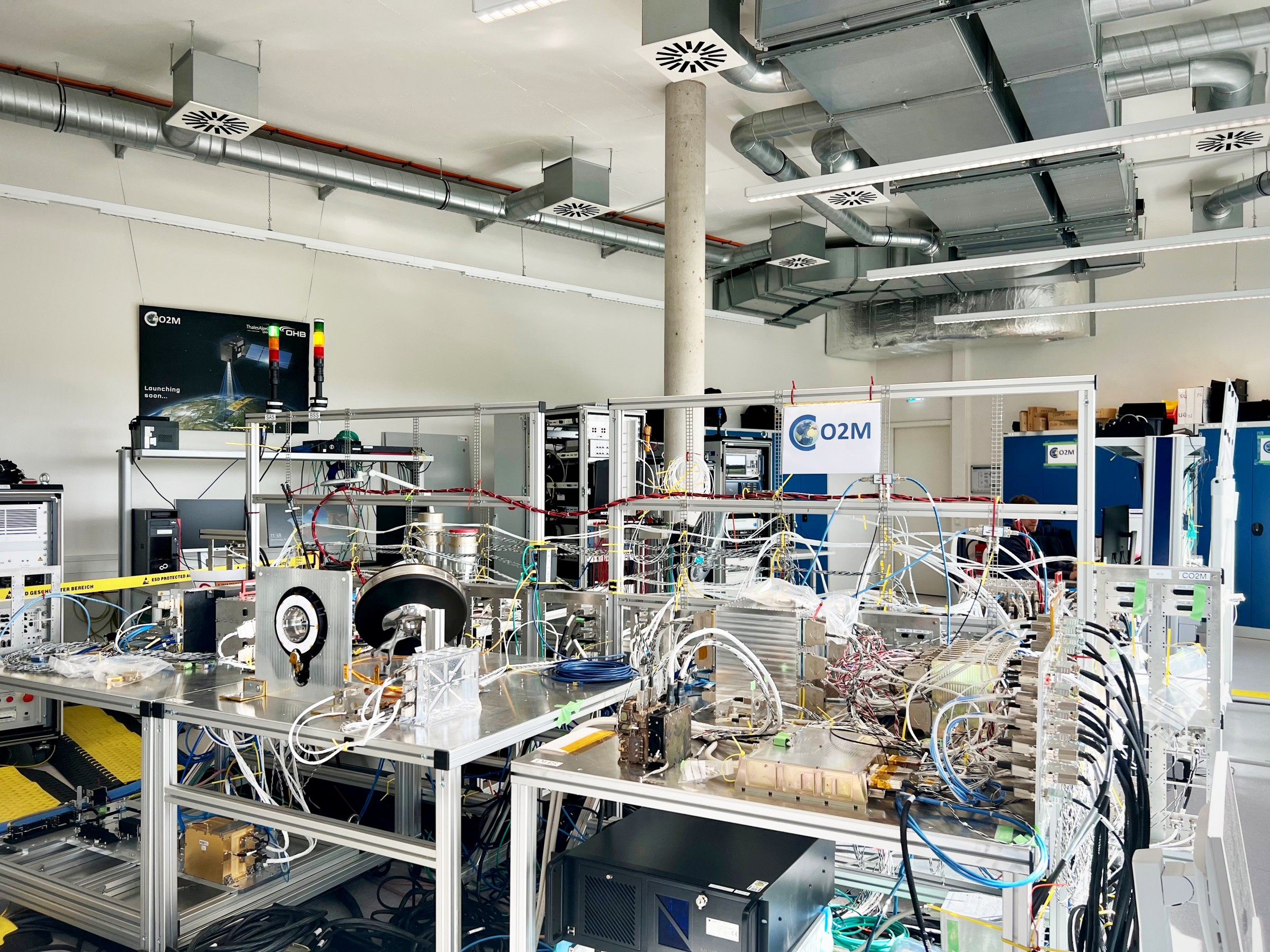 Wie in einer Bastelwerkstatt: Das sogenannte Engineering Model der CO2M-Satelliten ähnelt eher einer Modelleisenbahn als einem Satelliten. Das Modell wird für Trockenübungen genutzt. Foto: OHB