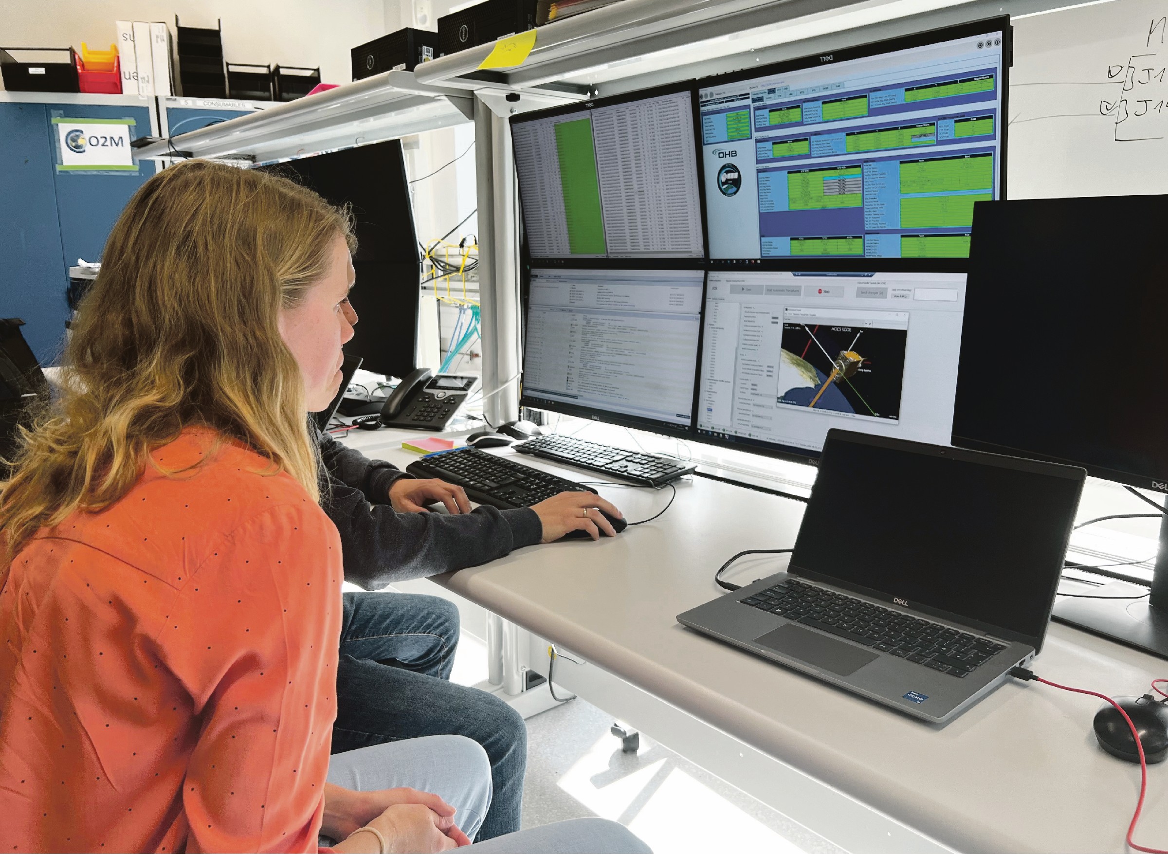 Ann-Theres Schulz überwacht die Simulation des Engineering Models. Sie hat die Plattform der CO2M-Satelliten, EOS, als Projektleiterin mitentwickelt. Foto: OHB