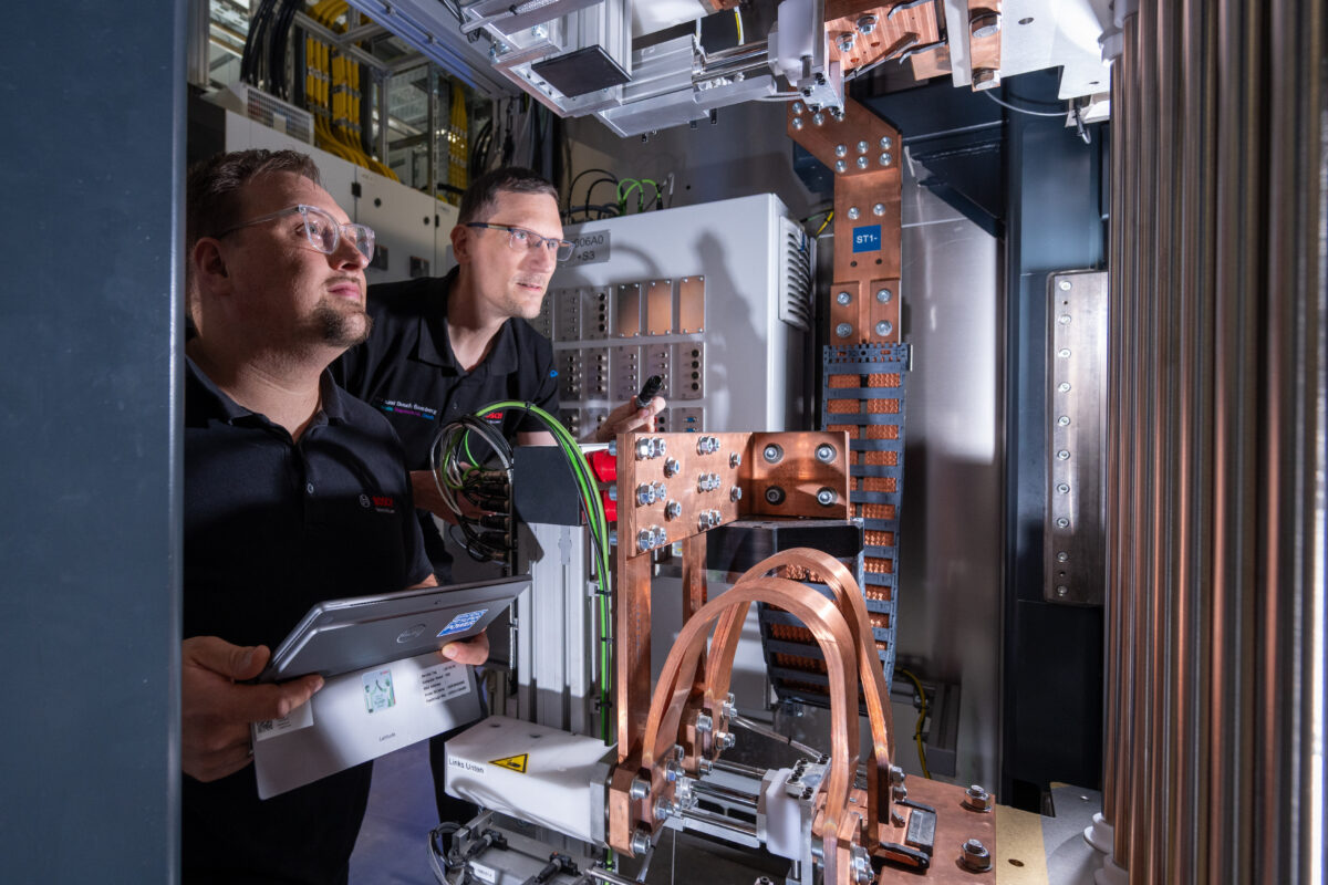 Im Inneren des Elektrolyseur-Containers: Bosch fertigt die Hybrion-Stacks komplett in Bamberg und testet sie vor der Auslieferung unter realen Betriebsbedingungen. Foto: Bosch/Martin Stollberg