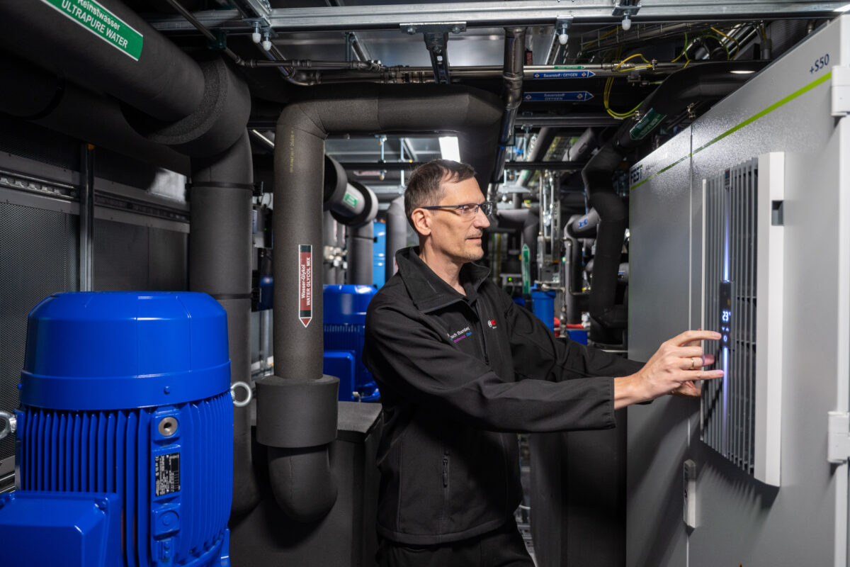 Arbeit am Hybrion-Stack: Im Elektrolyseur-Container wandelt Bosch Wasser mit erneuerbarem Strom in Wasserstoff und Sauerstoff um. Foto: Bosch/Martin Stollberg