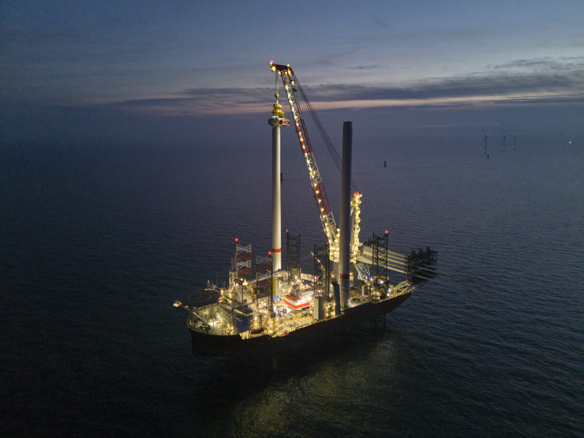 Bau einer He Dreiht-Anlage bei Nacht. Foto: www.otzipka.de/Rolf Otzipka