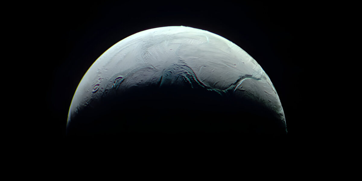 Eisige Schönheit mit heißem Inneren – Enceladus spiegelt das Sonnenlicht, während unter der Oberfläche ein Ozean brodelt, der vielleicht Leben beherbergt