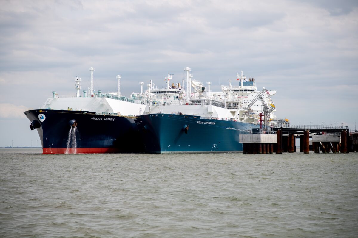Das schwimmende LNG-Terminal in Wilhelmshaven: Links die ‚Höegh Esperanza‘ (FSRU), rechts ein Tanker bei der Anlieferung. In unmittelbarer Nähe plant Uniper sein Wasserstoff-Importterminal. Foto: picture alliance / Hauke-Christian Dittrich