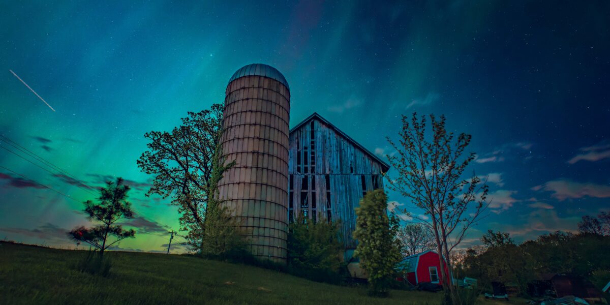Forschende messen erstmals die Höhe der blauen Aurora – dank einer Hyperspektralkamera, die Licht in 200 Kilometern Höhe sichtbar macht. Foto: picture alliance / ZUMAPRESS.com | Ross Harried