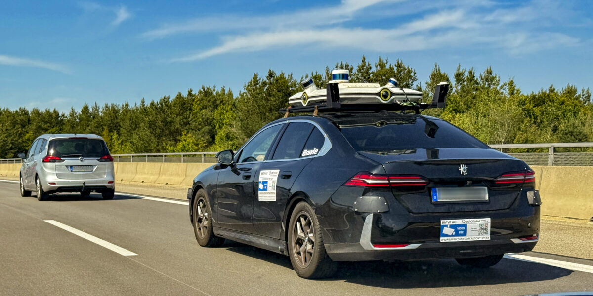 Autobahn A96 bei München: Die BMW-Testfahrzeuge sind u. a. mit Radar-, Ultraschall- und GPS-/Ortungssensoren sowie Innenraum-Mikrofonen und Videokameras ausgerüstet. Die Umgebung des Testfahrzeugs kann auf Video aufgezeichnet werden. Foto: picture alliance / M.i.S./Bernd Feil