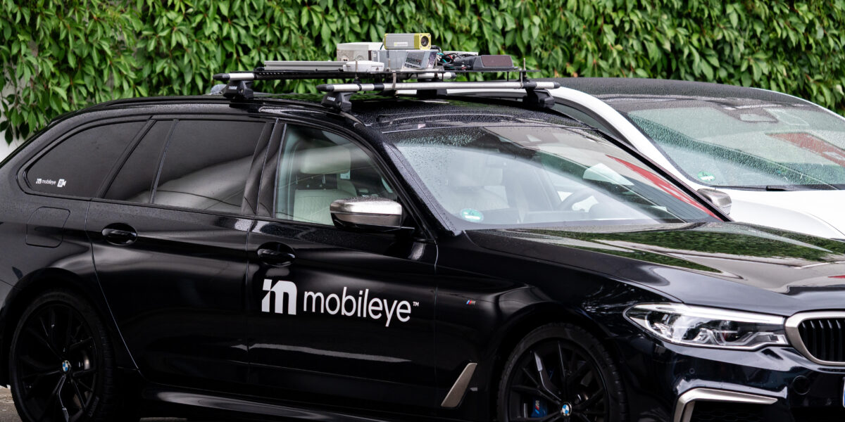 BMW-Testfahrzeug von Mobileye mit umfangreicher Sensorik und Dachkameras. Foto: picture alliance / CHROMORANGE/Michael Bihlmayer