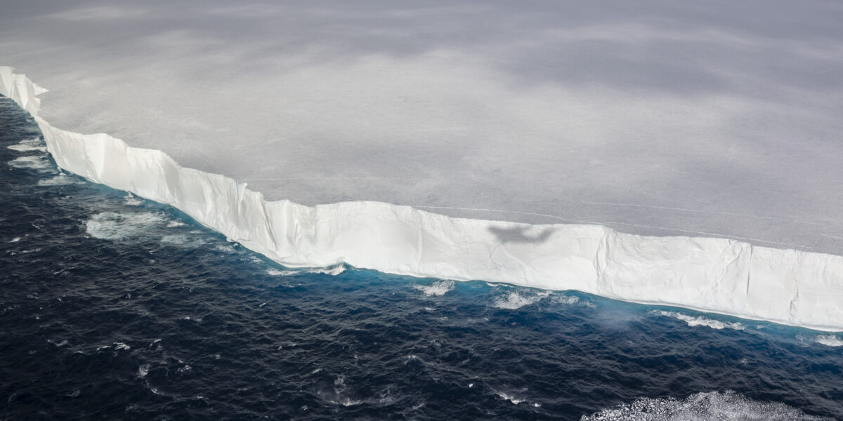 Der Eisberg A23a gilt als der größte der Welt. Er entstand 1986 durch einen Abbruch vom Filchner-Ronne-Schelfeis der Antarktis. Foto: picture alliance / Cover Images/UK MOD Crown copyright 