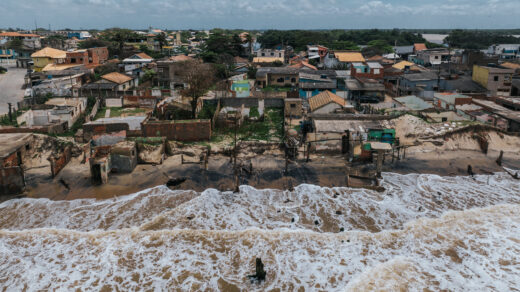 Luftaufnahme vom 4. Oktober 2025 von Häusern in der Stadt Atafona im brasilianischen Bundesstaat. Die Bewohner leiden unter dem Abbruch der Küstenlinie durch meeresbedingte Erosion. Ihre Häuser versinken so im Atlantik. Foto: picture alliance / Xinhua News Agency/Wang Tiancong