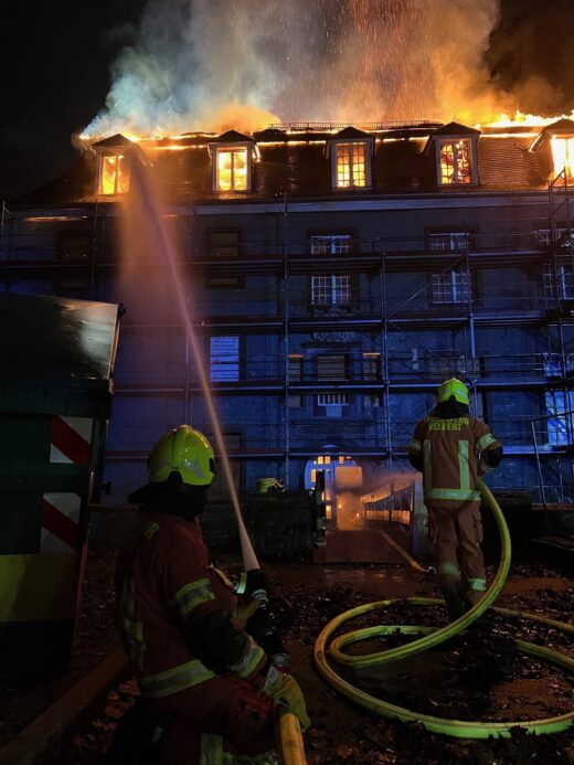 Zwei Feuerwehrmänner versuchen das Feuer im Schloss Hardenberg zu löschen