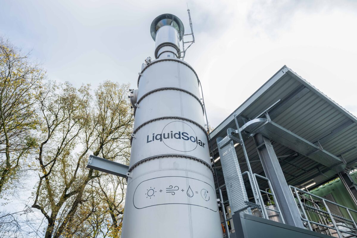 Eine neue Art von Schornstein im Ruhrgebiet: Die „LiquidSolar“-Anlage stößt kein CO2 aus, sondern entnimmt es aus der Luft. Foto: Foto:picture alliance/dpa/Revierfoto