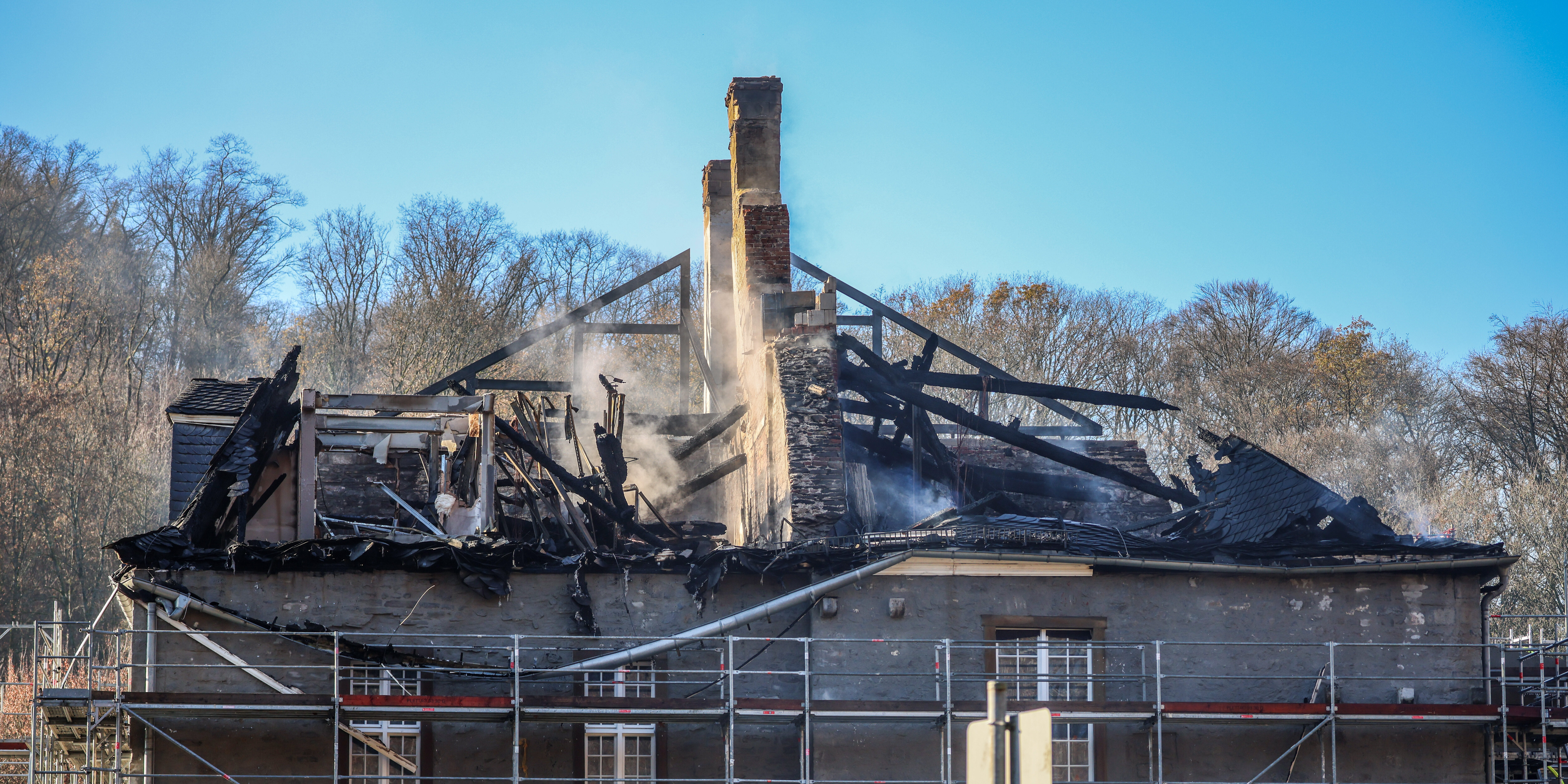 Brand in Schloss Hardenberg: Einsturzgefahr und offene Fragen