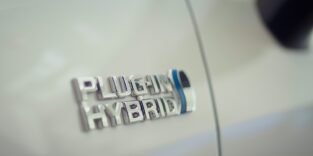 Typenschild eines Plug-in-Hybrids auf einem weißen Fahrzeug