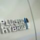 Typenschild eines Plug-in-Hybrids auf einem weißen Fahrzeug