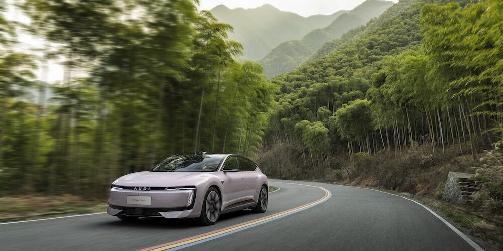 Audi E5 Sportback von vorn bei der Fahrt